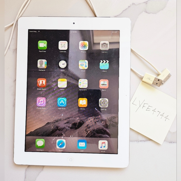 Apple iPad 2 + Charging Cable - Picture 2 of 14